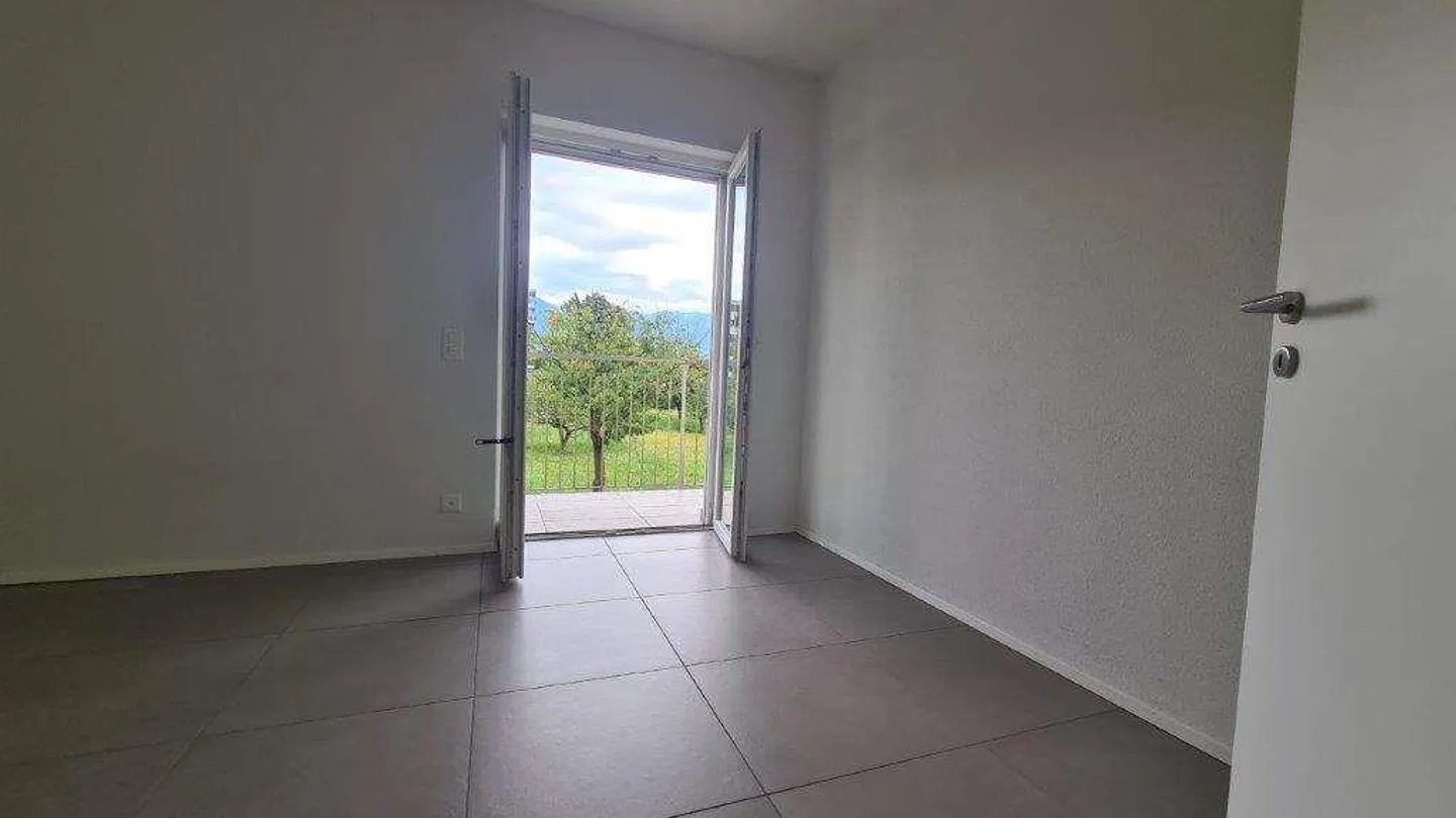 STABIO: LARGE 4.5 ROOM PANORAMIC AND QUIET APARTMENT - Photo 9 of 13