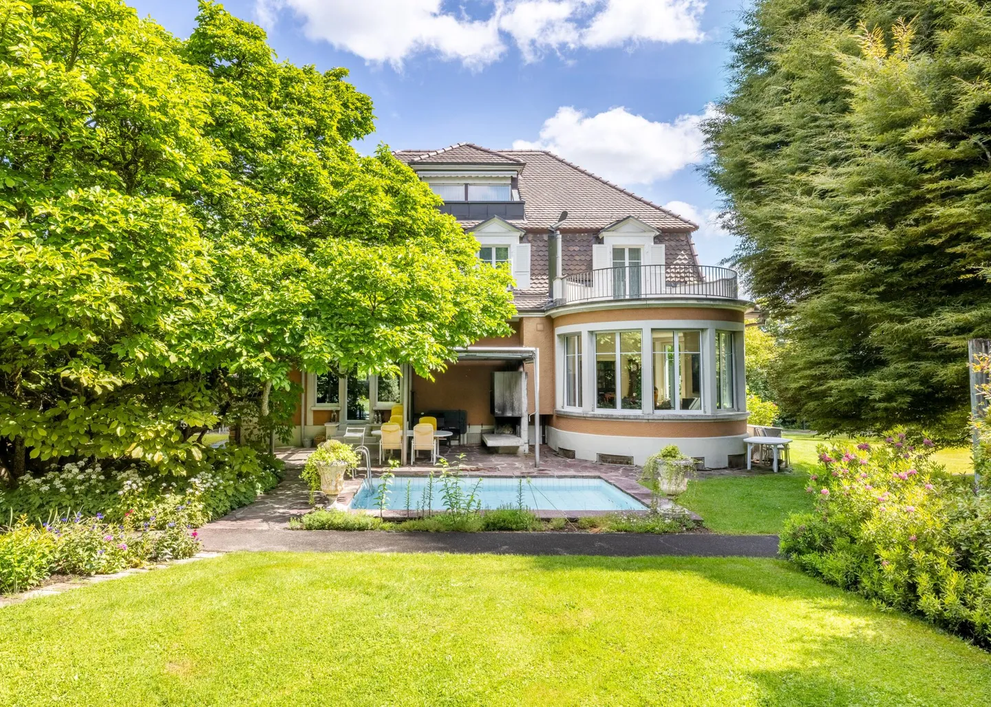 Grande proprietà immobiliare - Proprietà unica con alberi maturi, piscina e privacy a Wabern vicino a Berna - Foto 6 di 19