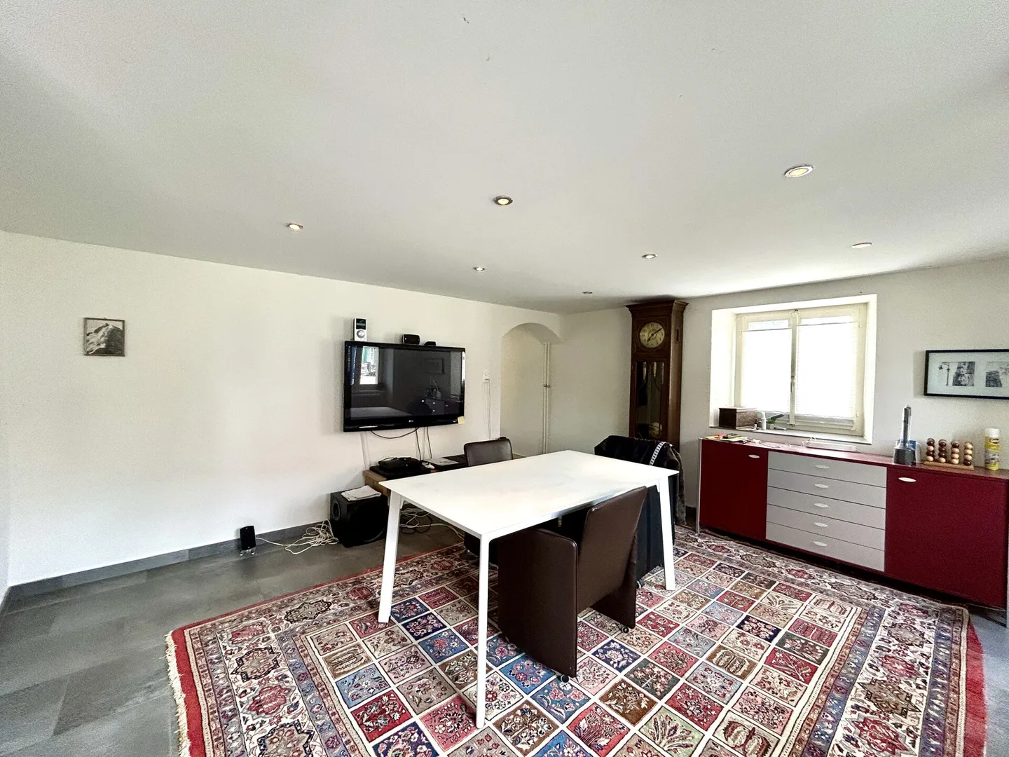 Maison individuelle dans un emplacement calme avec des possibilités polyvalentes ! - Photo 5 sur 17