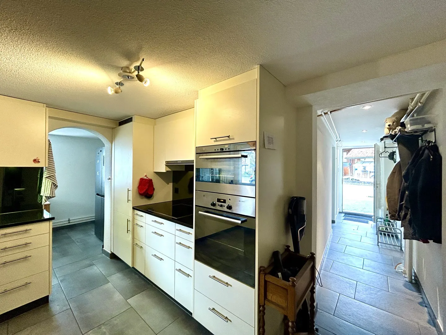 Maison individuelle dans un emplacement calme avec des possibilités polyvalentes ! - Photo 7 sur 17