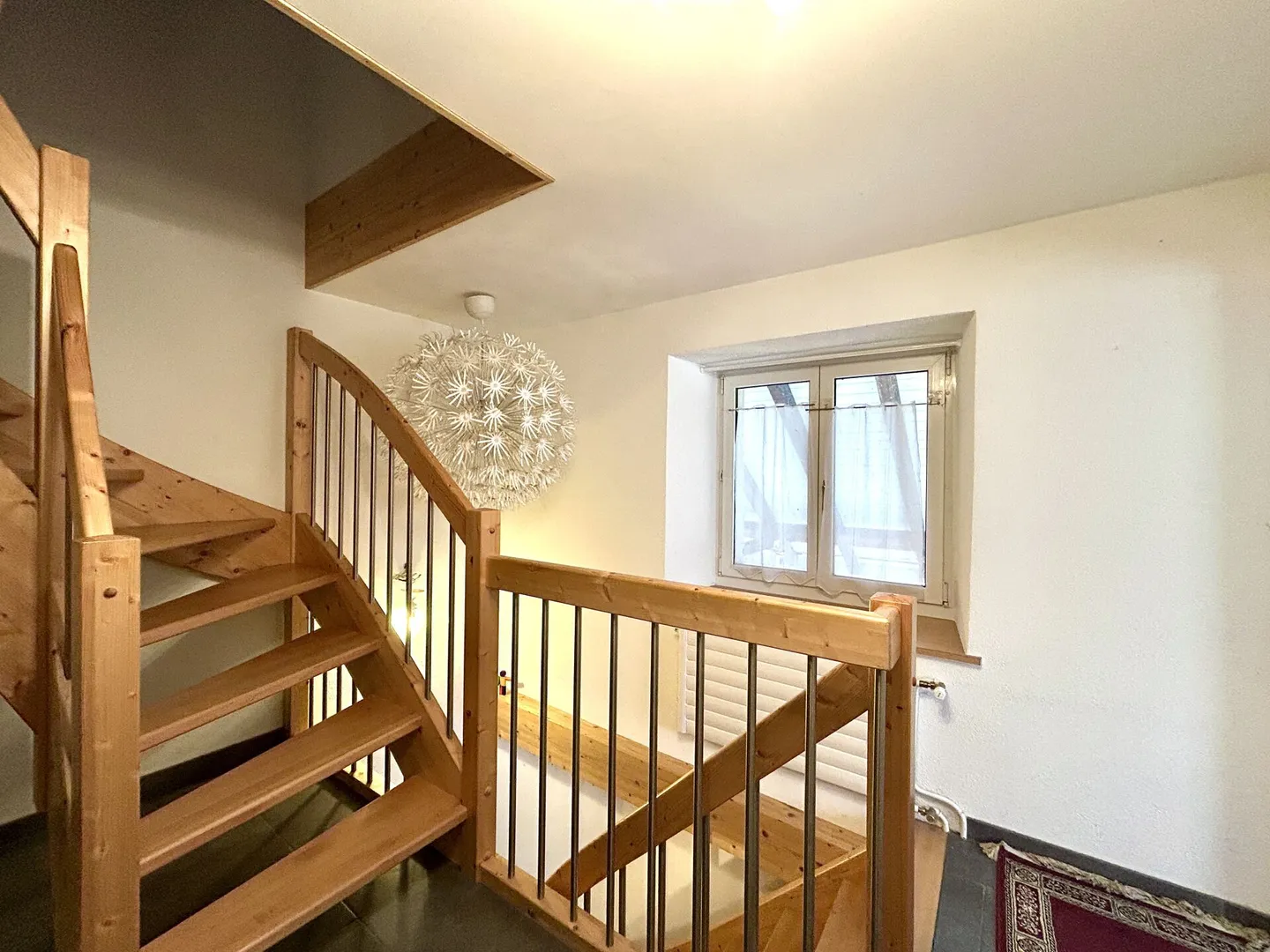 Maison individuelle dans un emplacement calme avec des possibilités polyvalentes ! - Photo 9 sur 17