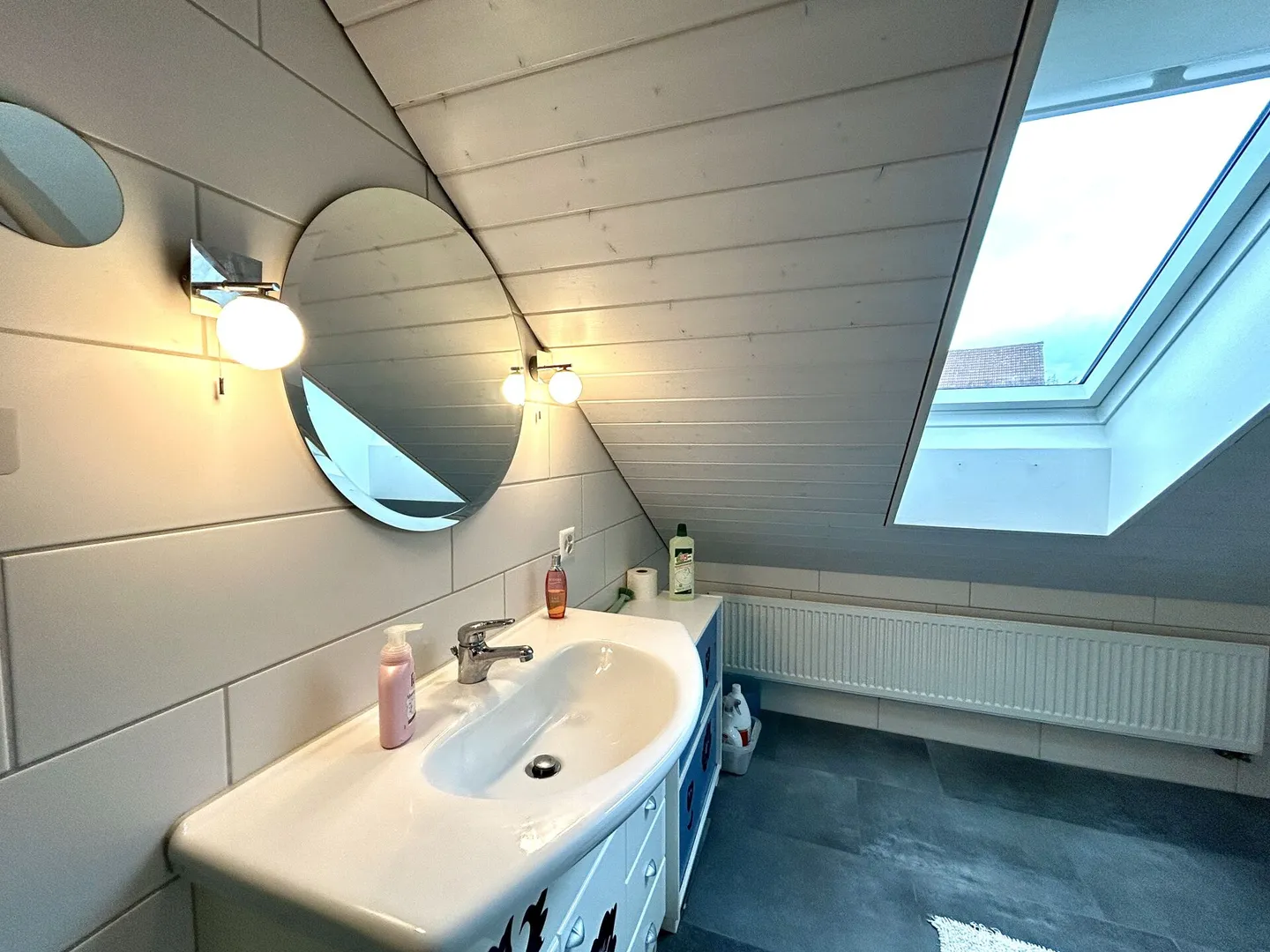 Maison individuelle dans un emplacement calme avec des possibilités polyvalentes ! - Photo 15 sur 17