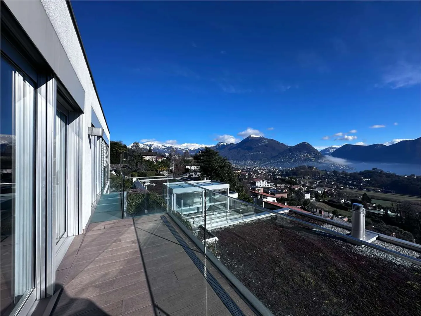 Attico esclusivo con terrazza panoramica e vista sui due laghi - Foto 5 di 21