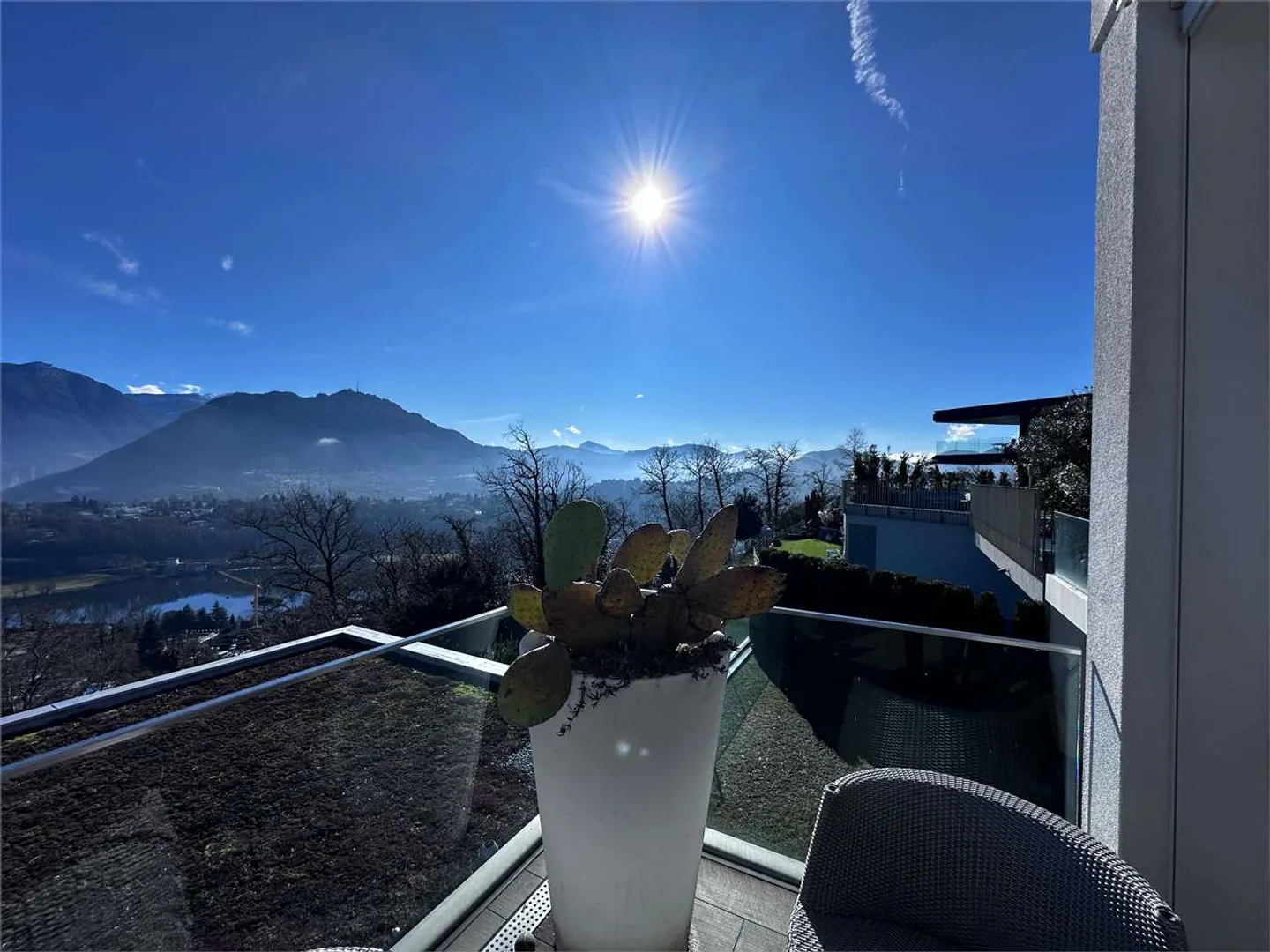 Attico esclusivo con terrazza panoramica e vista sui due laghi - Foto 6 di 21