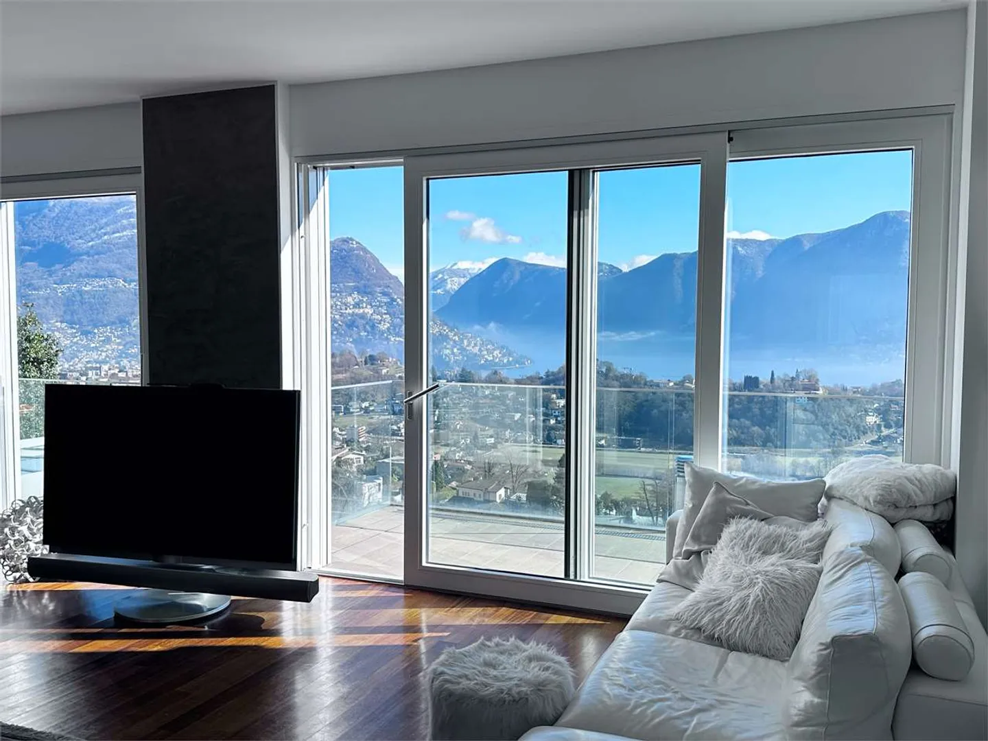 Attico esclusivo con terrazza panoramica e vista sui due laghi - Foto 8 di 21