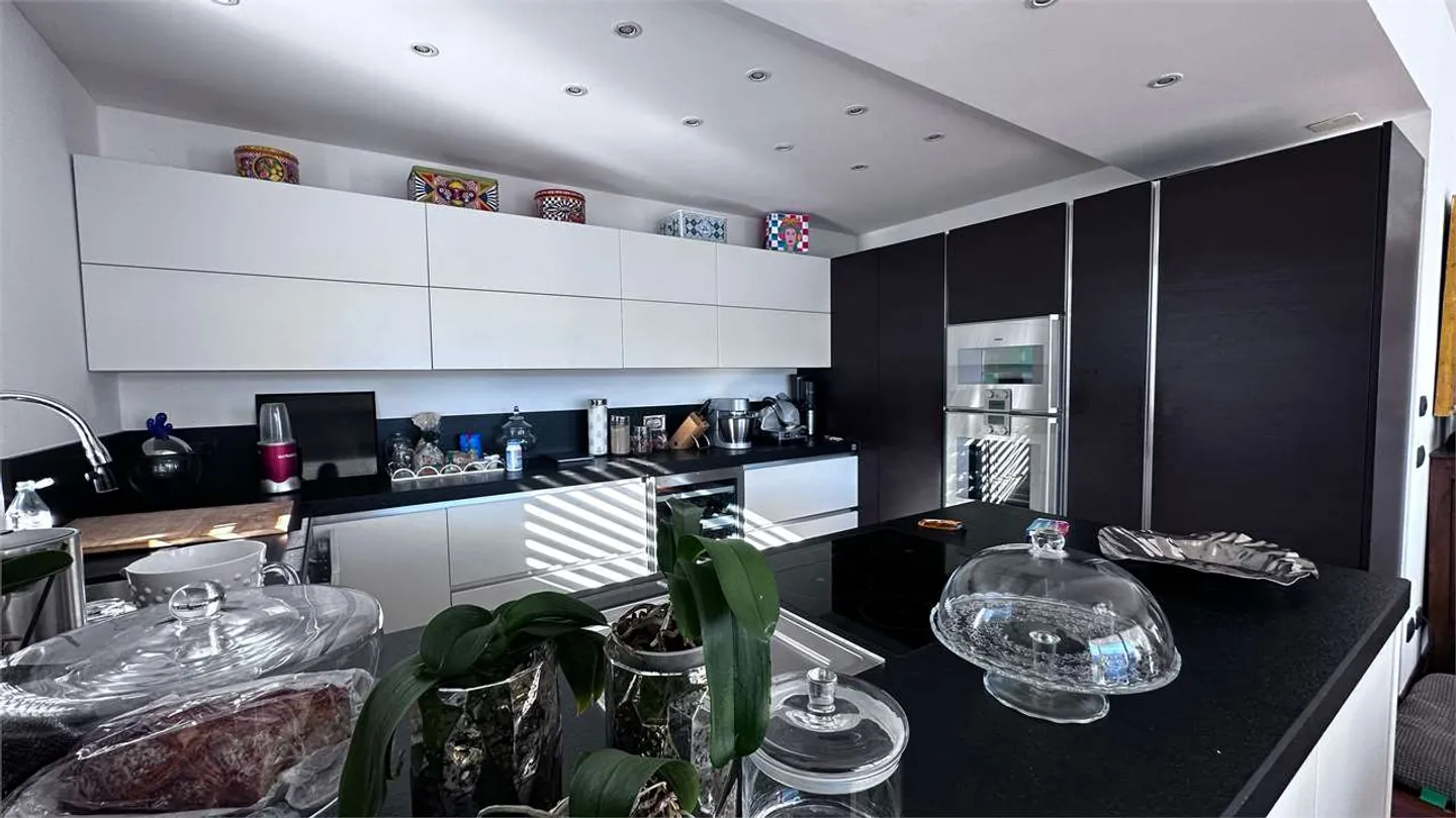 Attico esclusivo con terrazza panoramica e vista sui due laghi - Foto 13 di 21