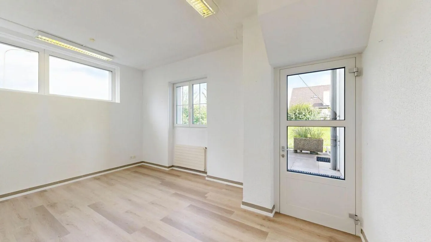 Emplacement idéal : Espaces commerciaux ou de bureaux parfaits - Photo 7 sur 8