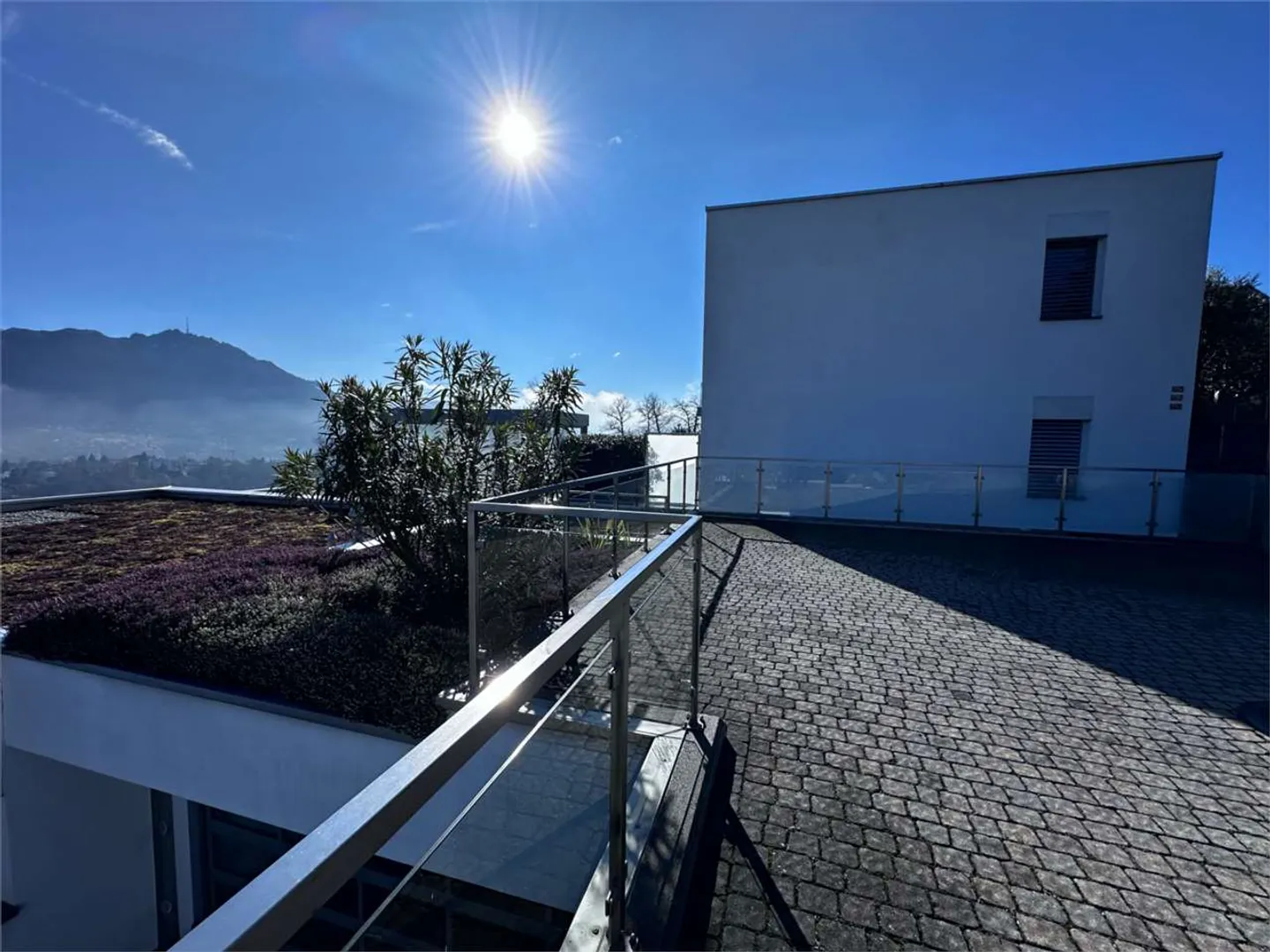 Attico esclusivo con terrazza panoramica e vista sui due laghi - Foto 20 di 21