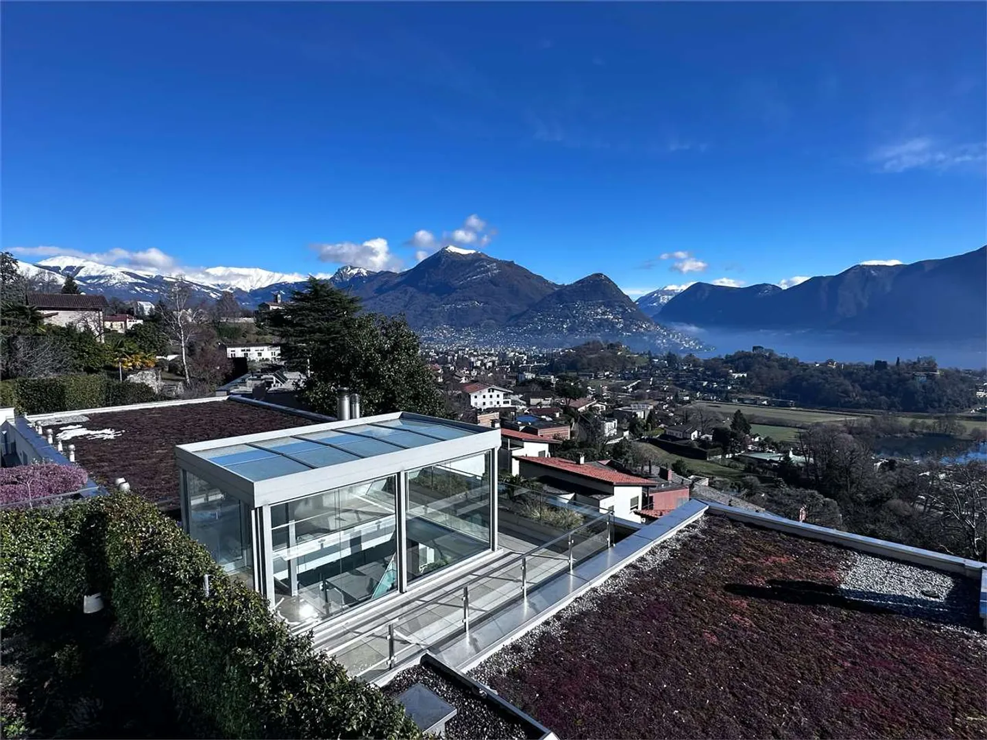 Attico esclusivo con terrazza panoramica e vista sui due laghi - Foto 17 di 21