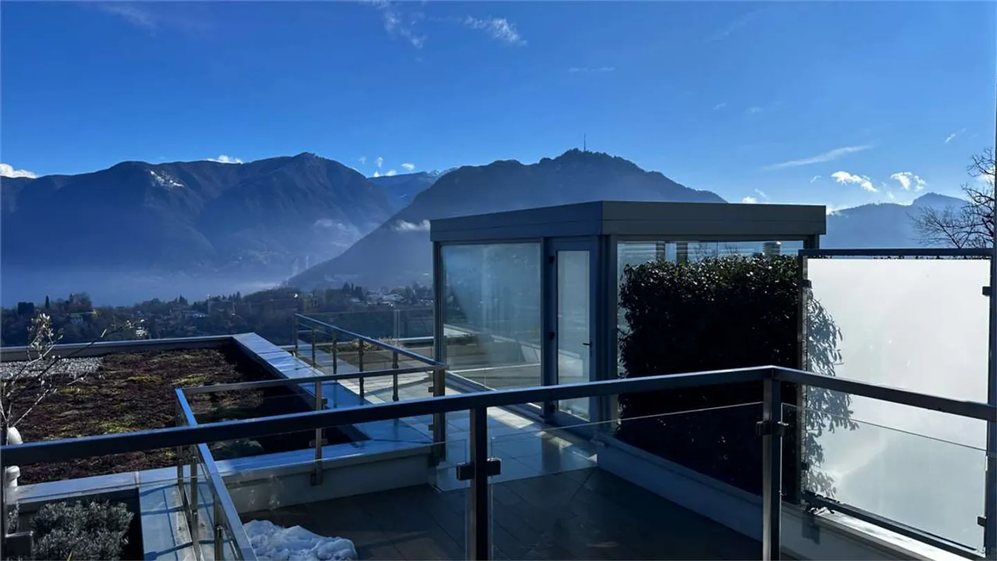 Attico esclusivo con terrazza panoramica e vista sui due laghi - Foto 18 di 21