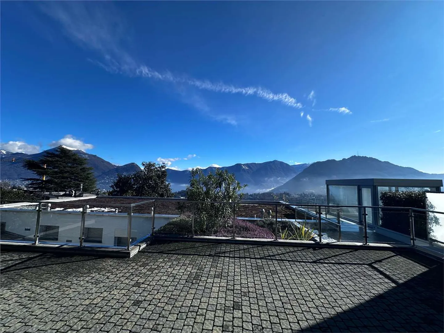 Attico esclusivo con terrazza panoramica e vista sui due laghi - Foto 19 di 21