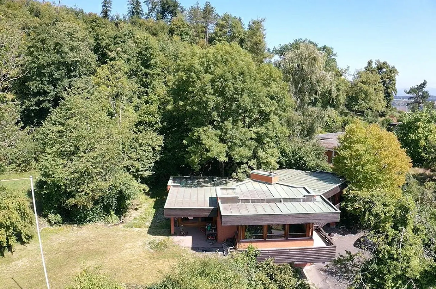 Maison d'architecte imposante avec grand espace environnant - Photo 1 sur 19