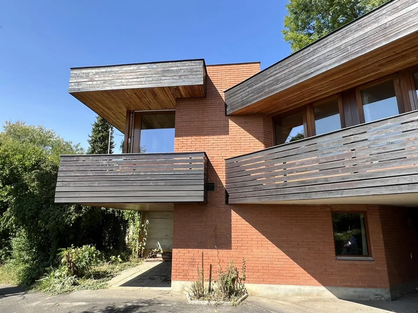 Maison d'architecte imposante avec grand espace environnant - Photo 4 sur 19