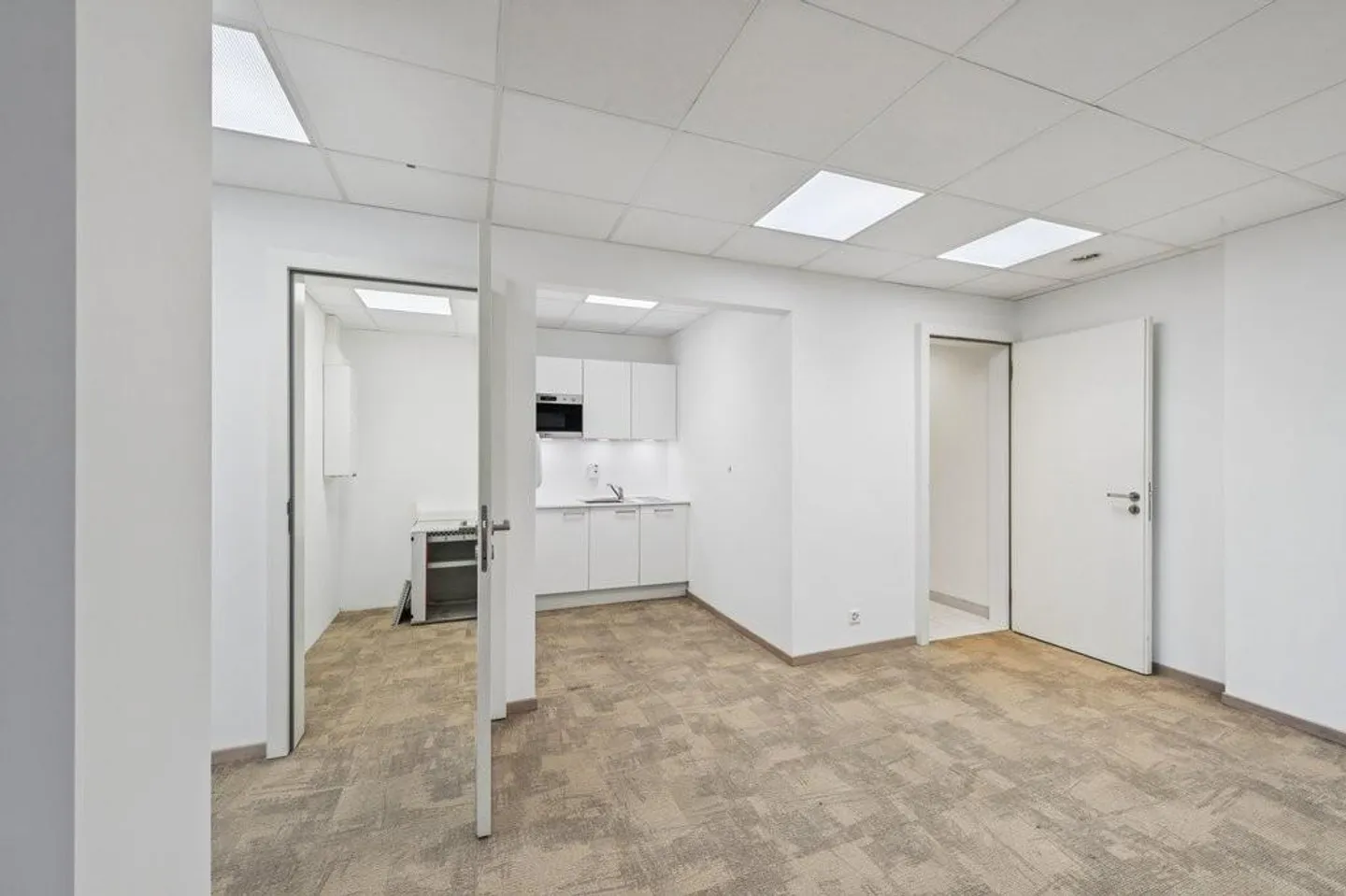 Surface de bureaux dans immeuble historique - Photo 4 sur 11
