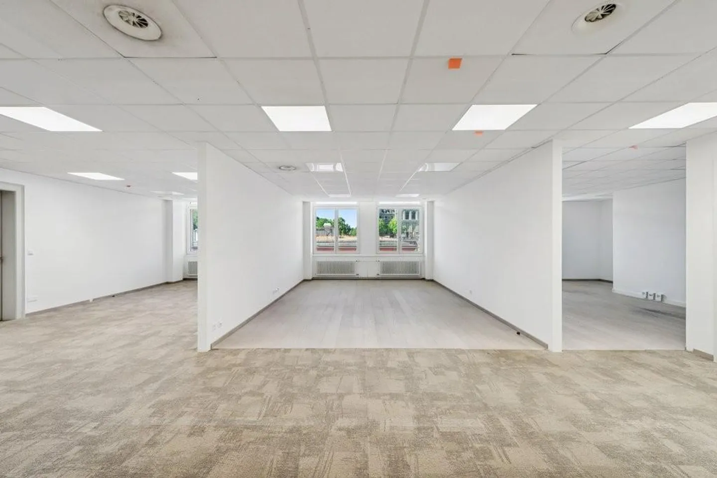 Surface de bureaux dans immeuble historique - Photo 3 sur 11
