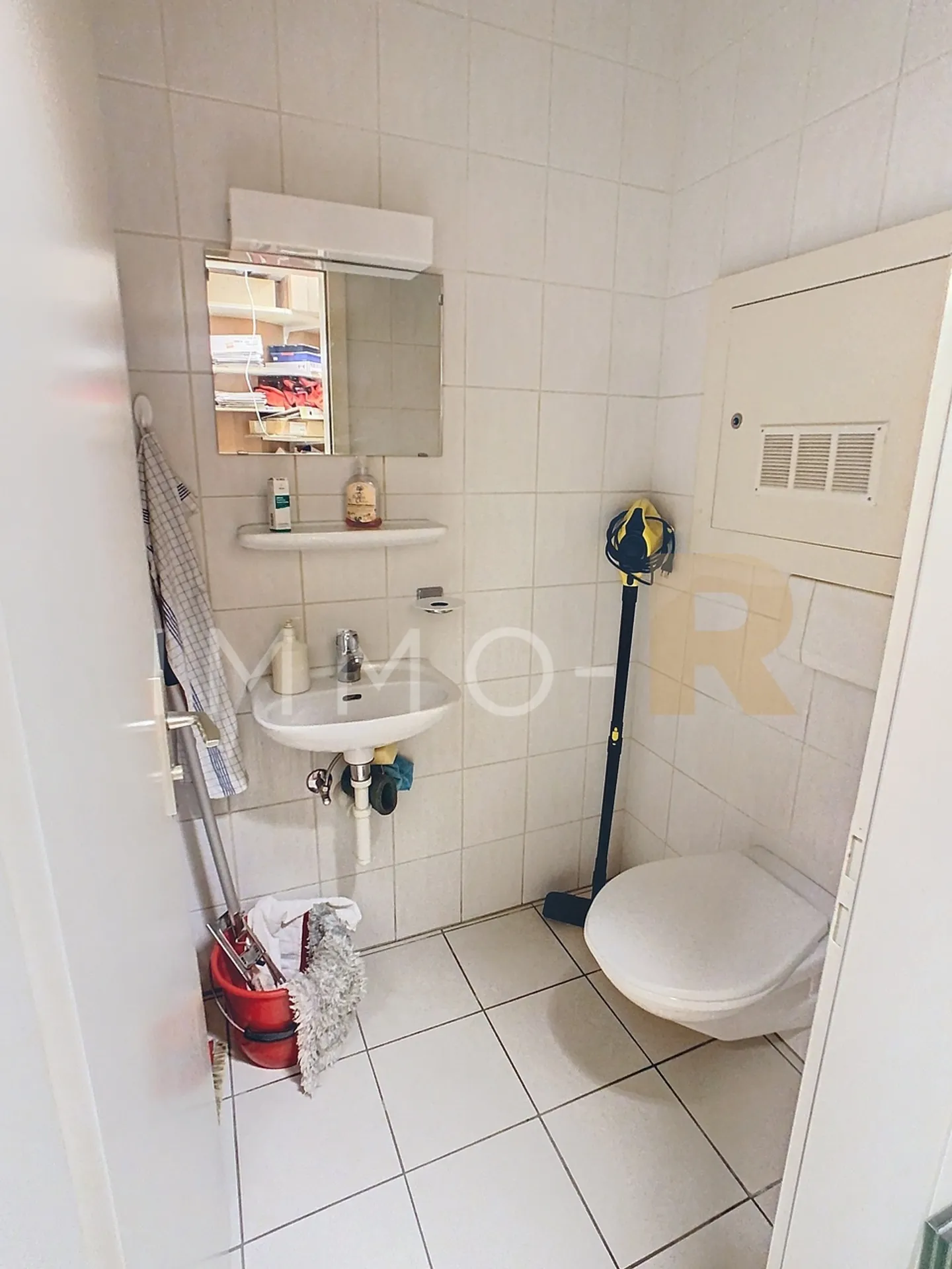 Commercial property with display windows, fully located in the center of Châtel-St-Denis - Photo 3 of 3