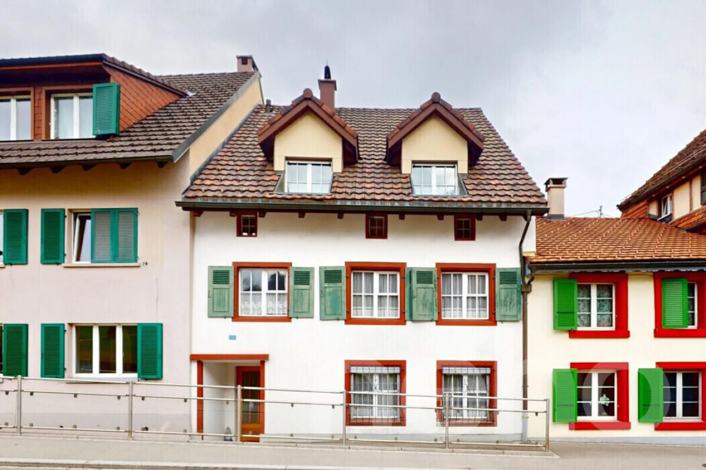 Casa unifamiliare con grande potenziale in posizione centrale a Langenbruck - Foto 1 di 13