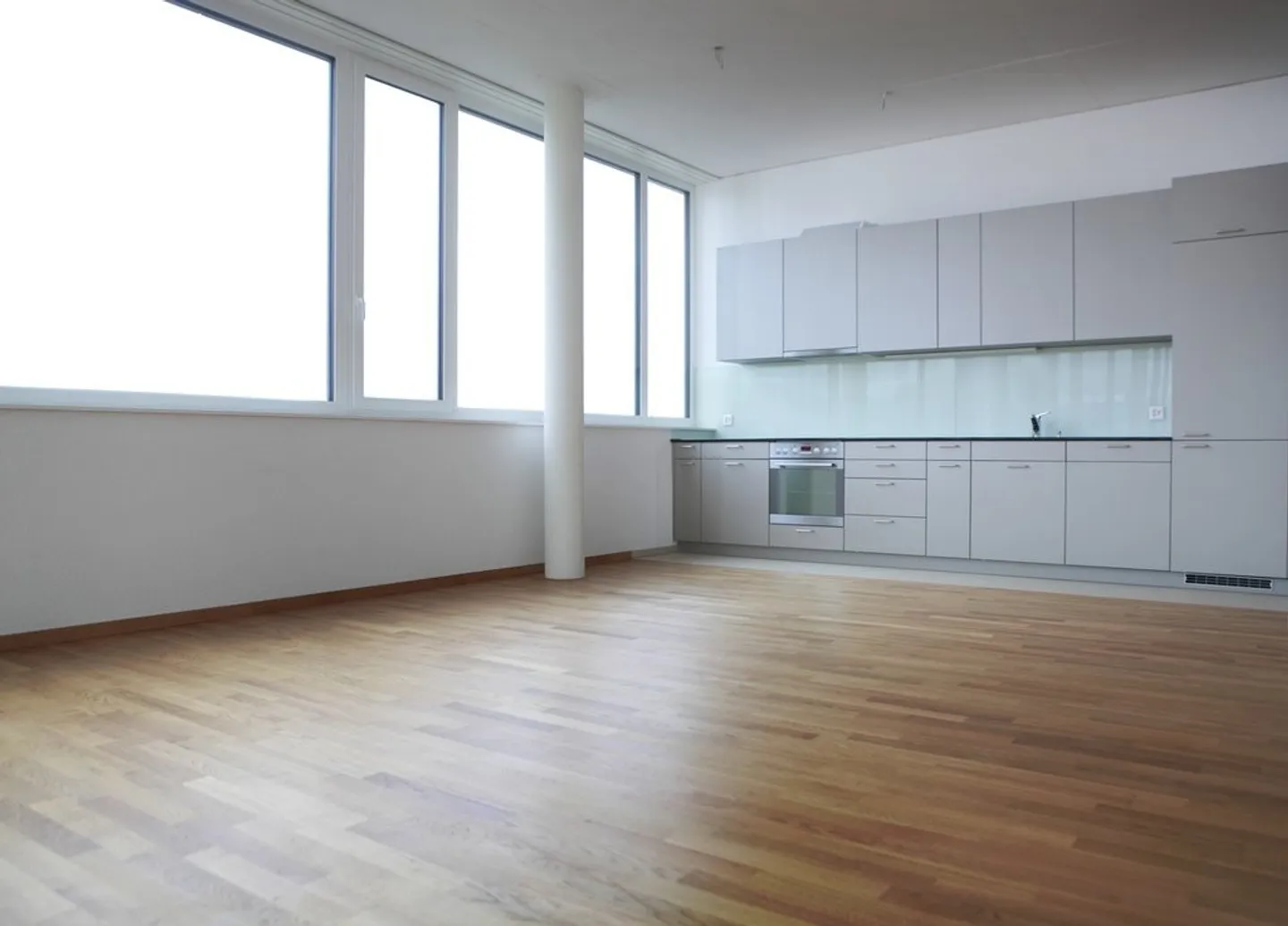 Modern 3.5-Room Apartment - Photo 2 of 8