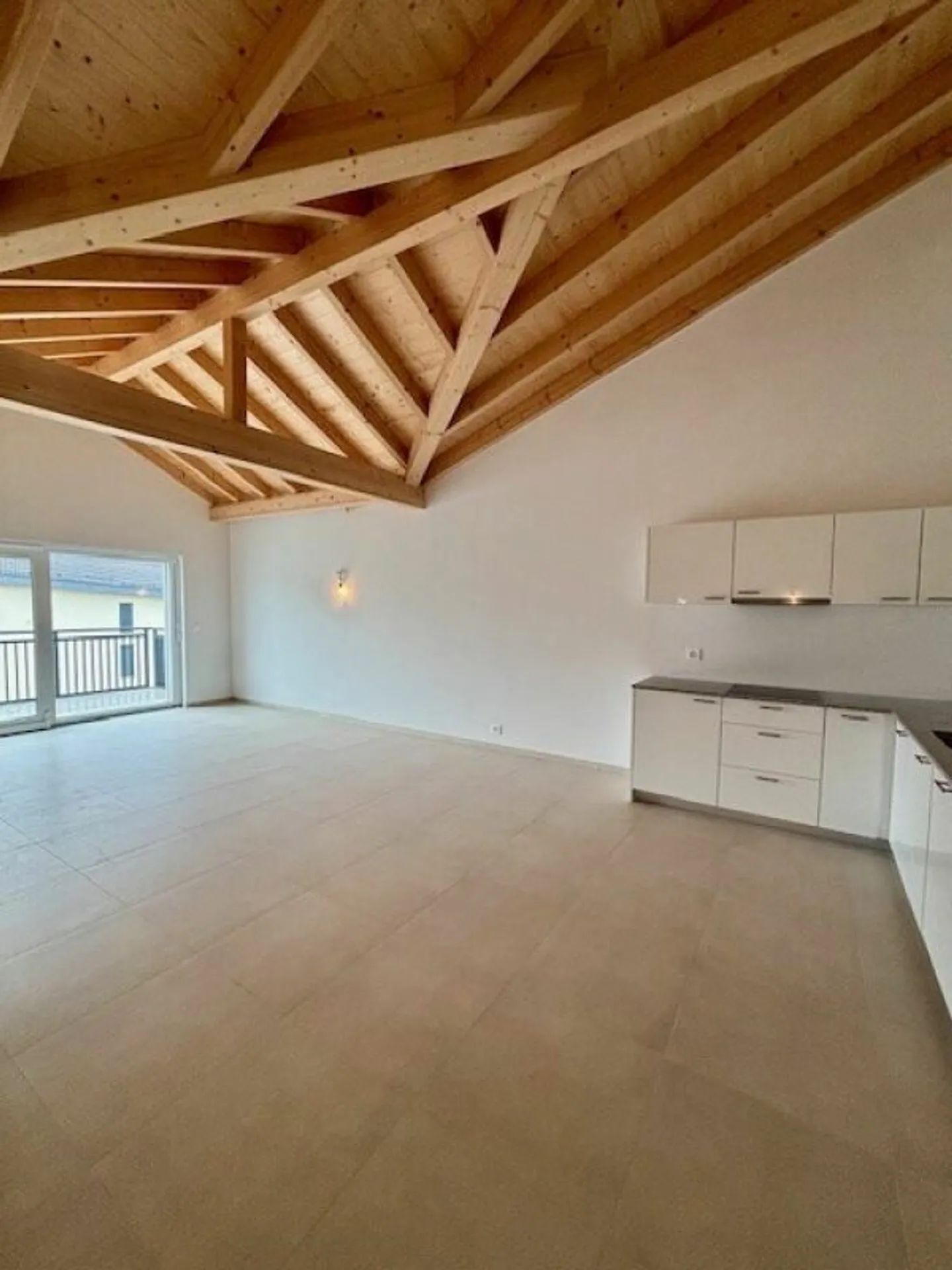 Geräumige Dachwohnung - Foto 3 von 12