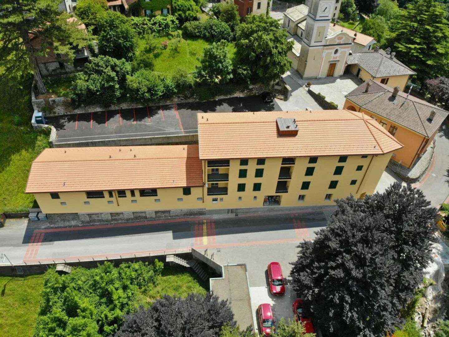 Modern penthouse with 3.5 rooms, balcony, view, and two parking spaces - Photo 2 of 20