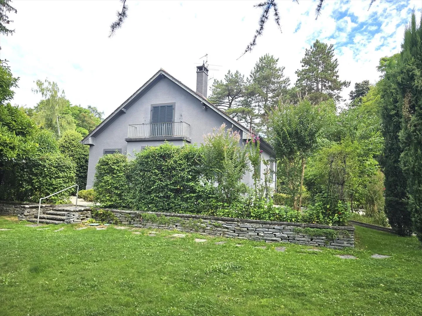 9-room House - Photo 1 of 13