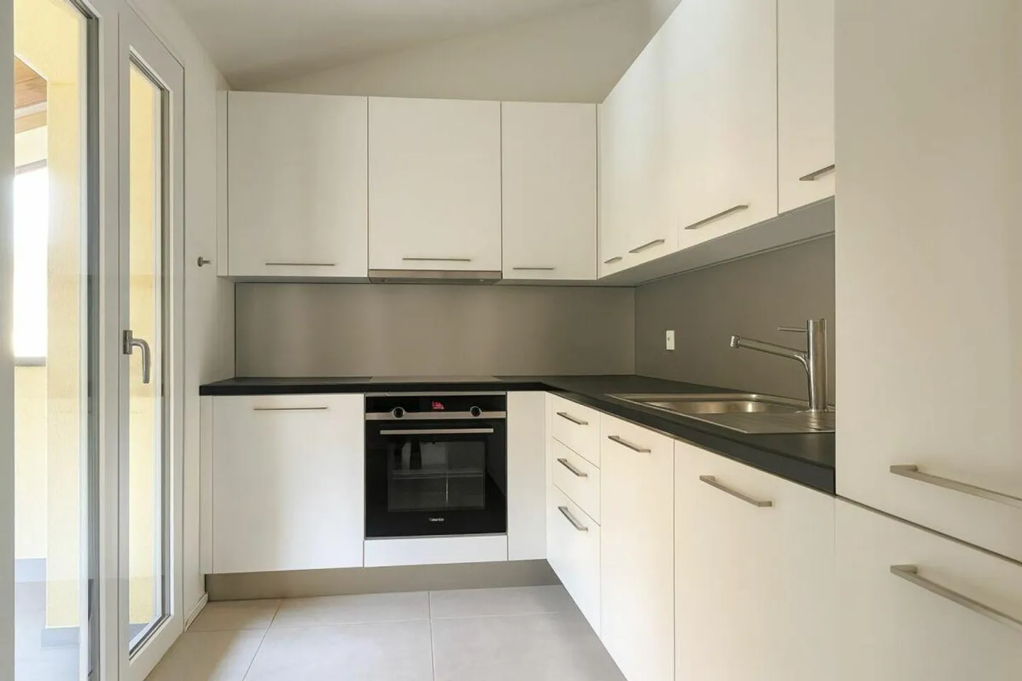 Modern penthouse with 3.5 rooms, balcony, view, and two parking spaces - Photo 4 of 20