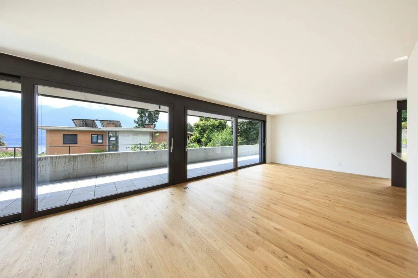 MINUSIO - Nuovo ed elegante appartamento di 4,5 stanze con grande giardino - Foto 9 di 24