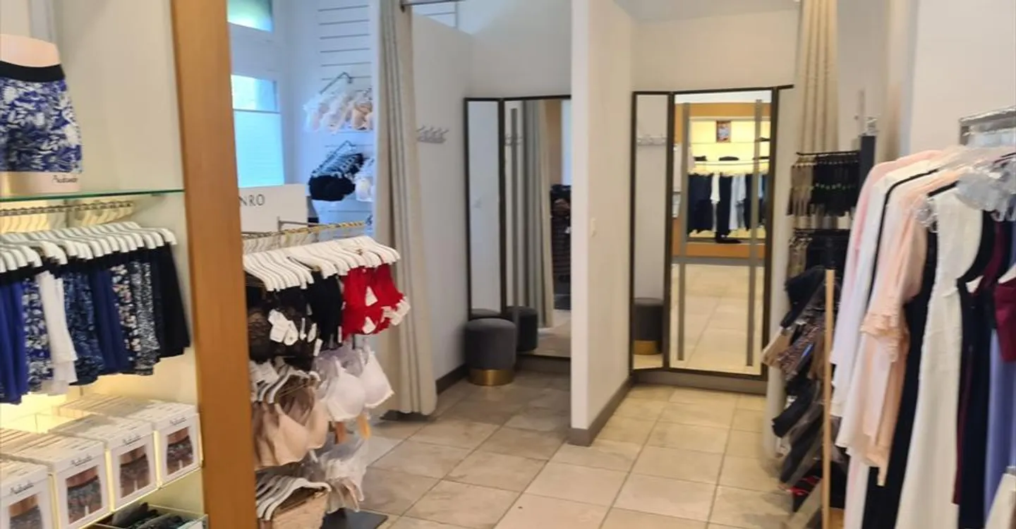 Spazio commerciale in vendita in una posizione molto centrale - Foto 4 di 13