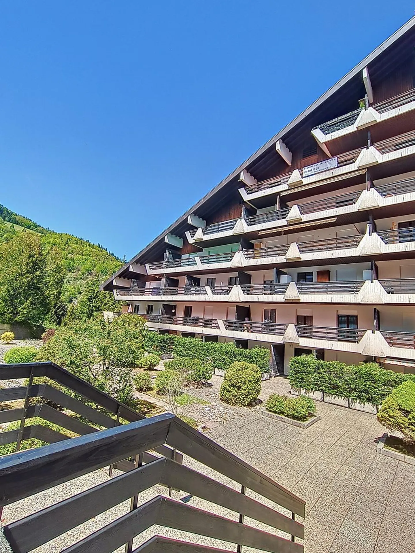 Charming penthouse apartment with 3.5 rooms in Torgon with terrace - Photo 1 of 13