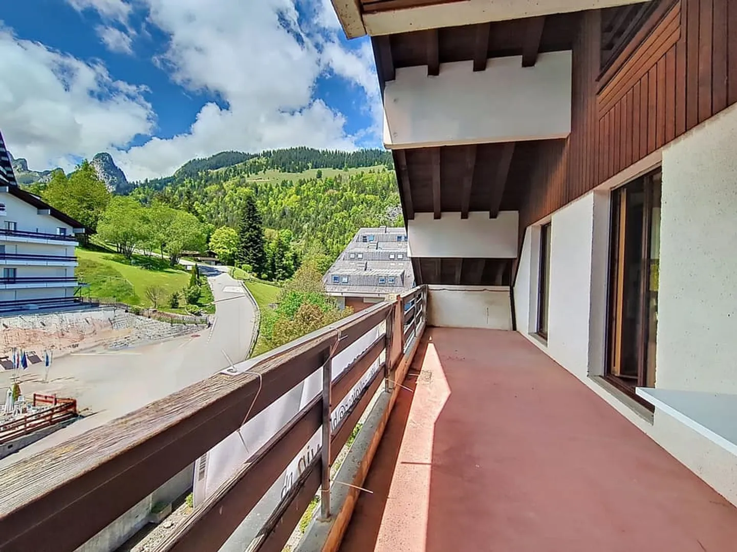 Charming penthouse apartment with 3.5 rooms in Torgon with terrace - Photo 2 of 13