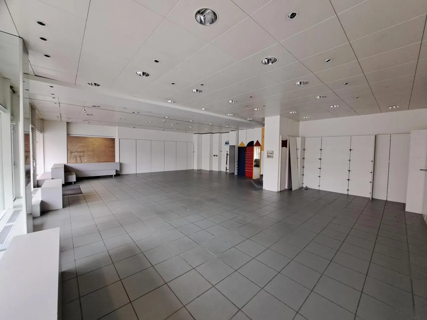 Grande negozio nel centro commerciale di Aesch - Foto 3 di 6