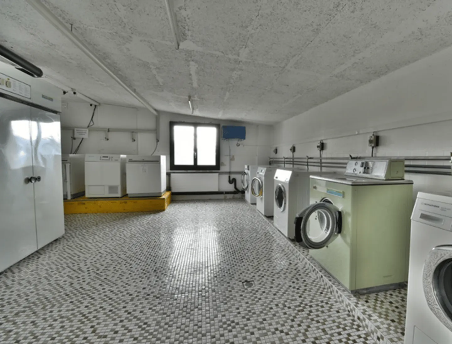 Charming penthouse apartment with 3.5 rooms in Torgon with terrace - Photo 12 of 13