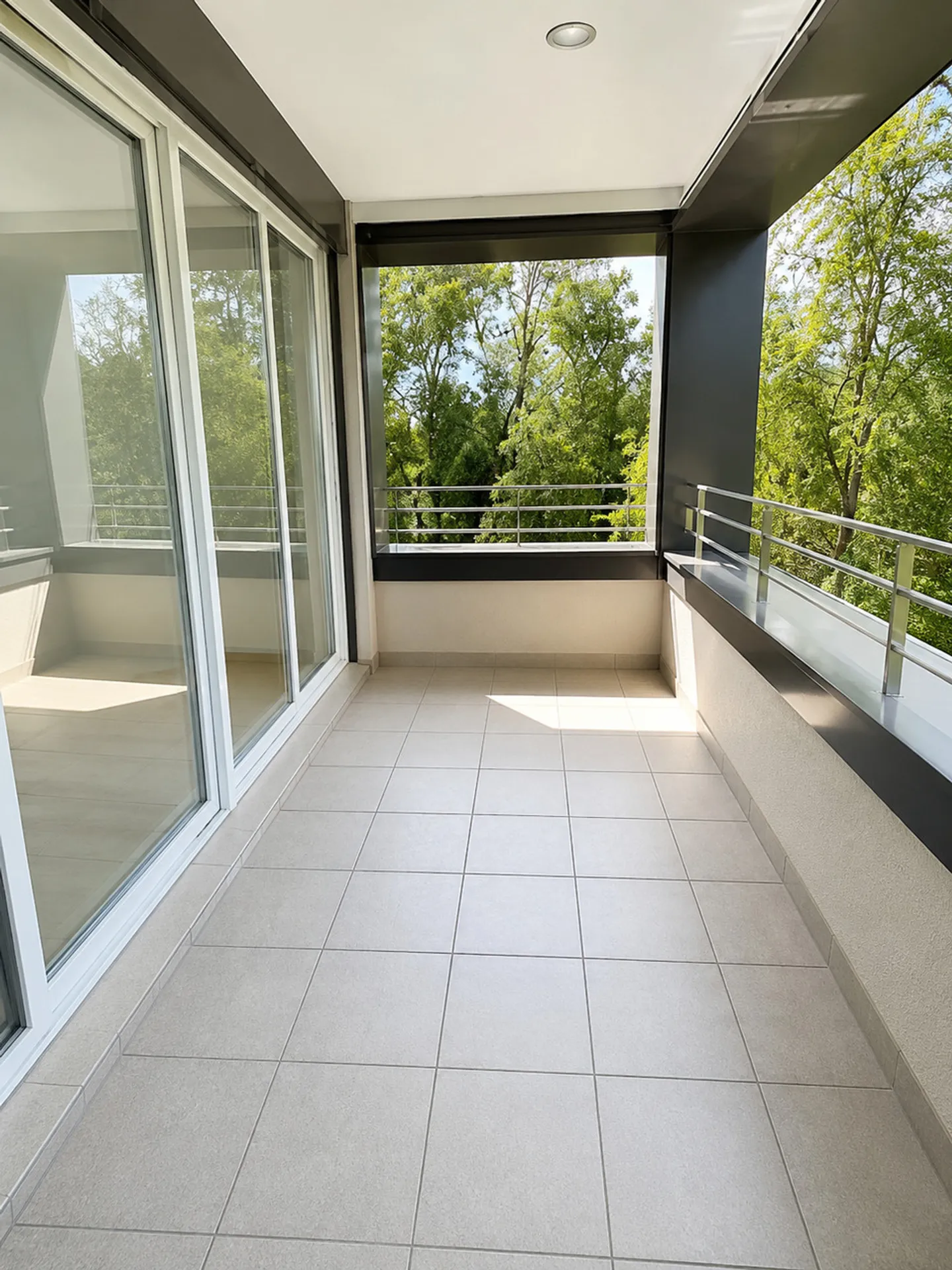 Appartement ensoleillé avec balcon - Photo 2 sur 6