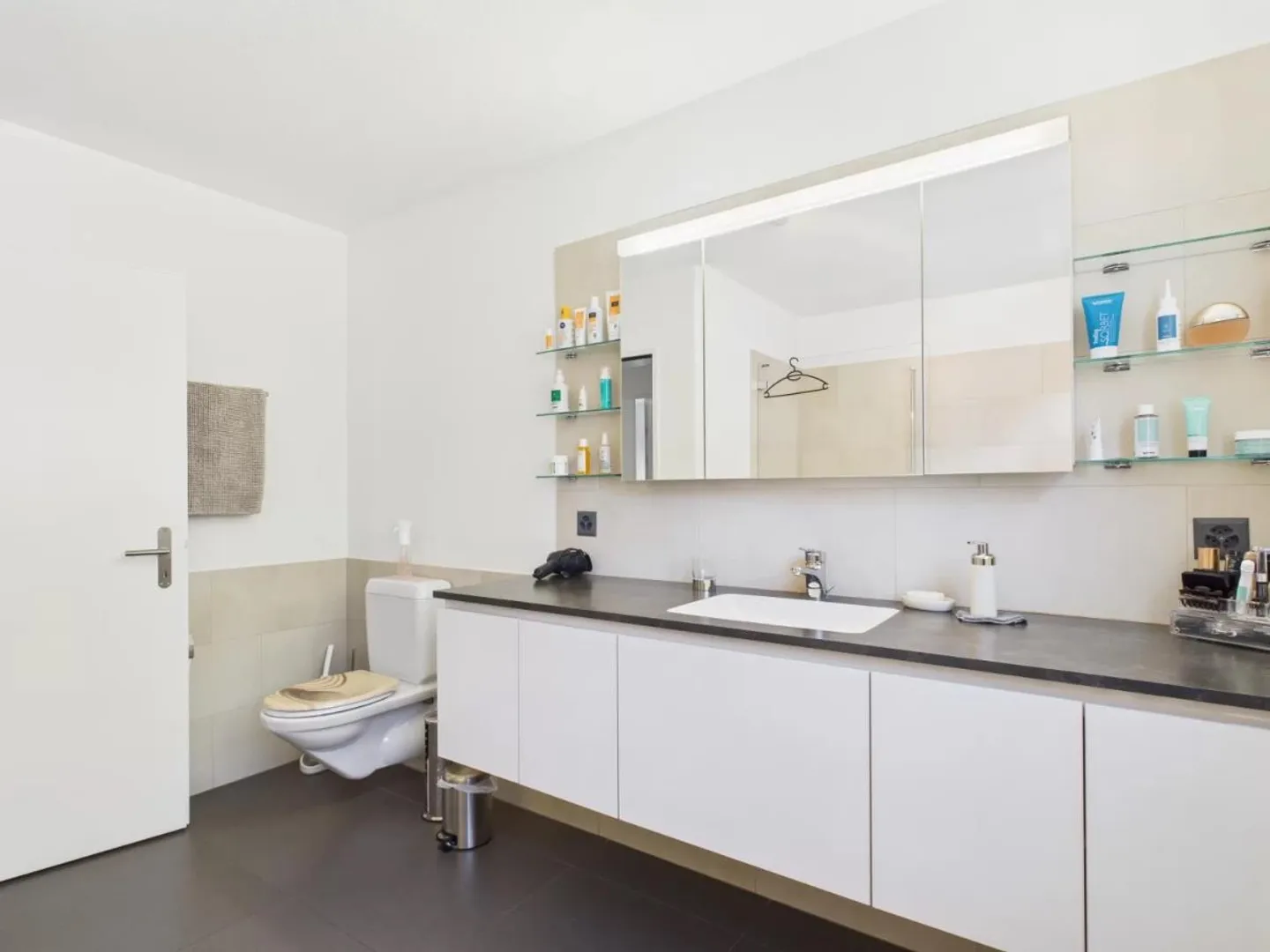 High-quality apartment with loggia and hobby room in Gampel - Photo 8 of 10