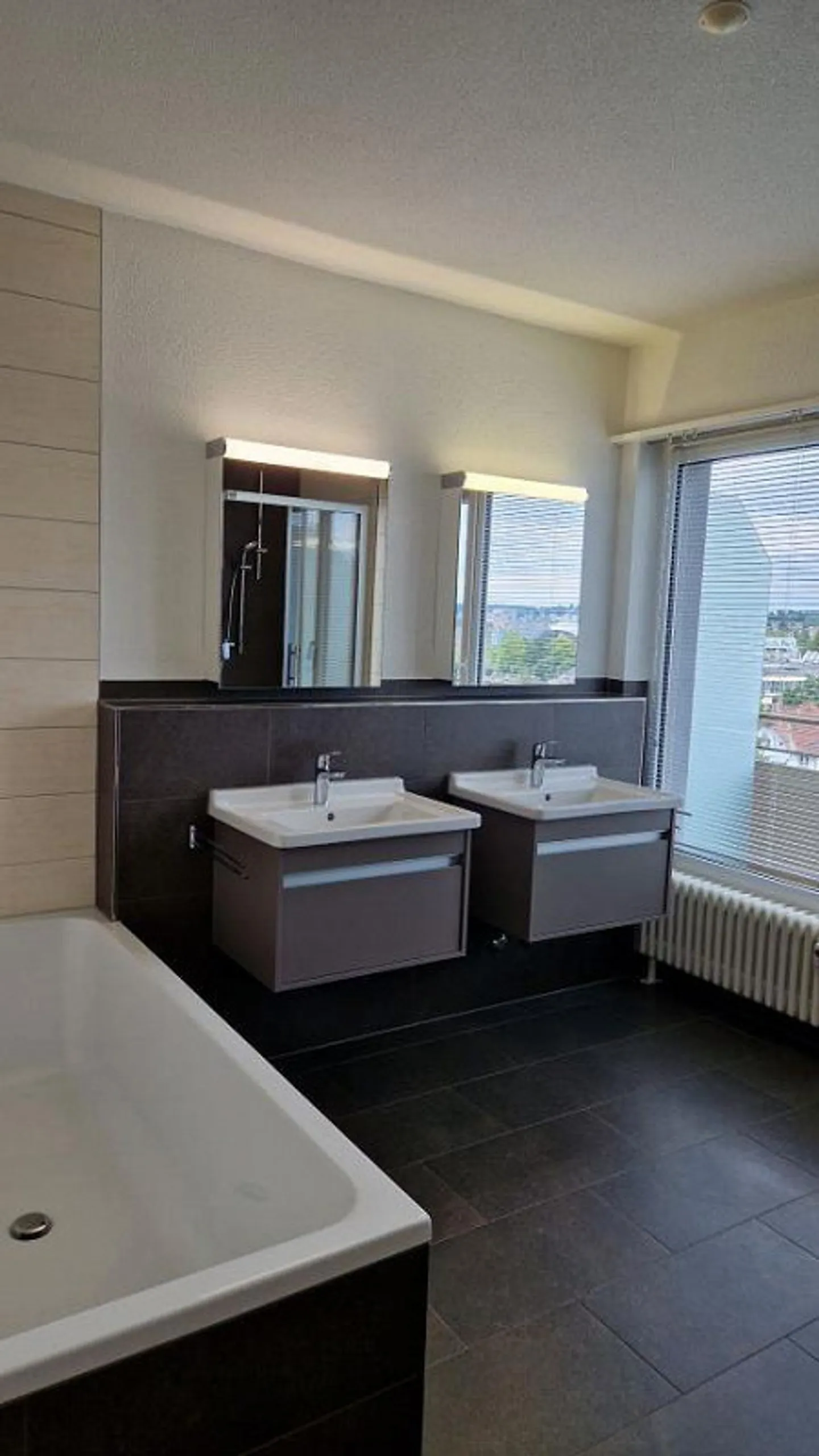 Appartement spacieux avec une vue magnifique sur Bienne - Photo 3 sur 9