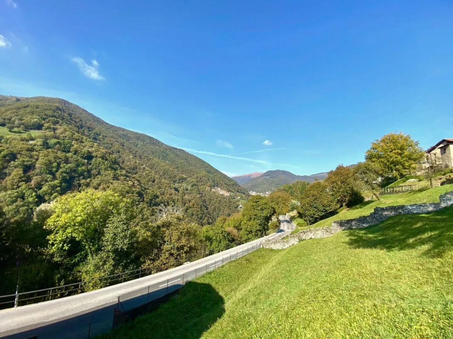 Modern penthouse with 3.5 rooms, balcony, view, and two parking spaces - Photo 11 of 20