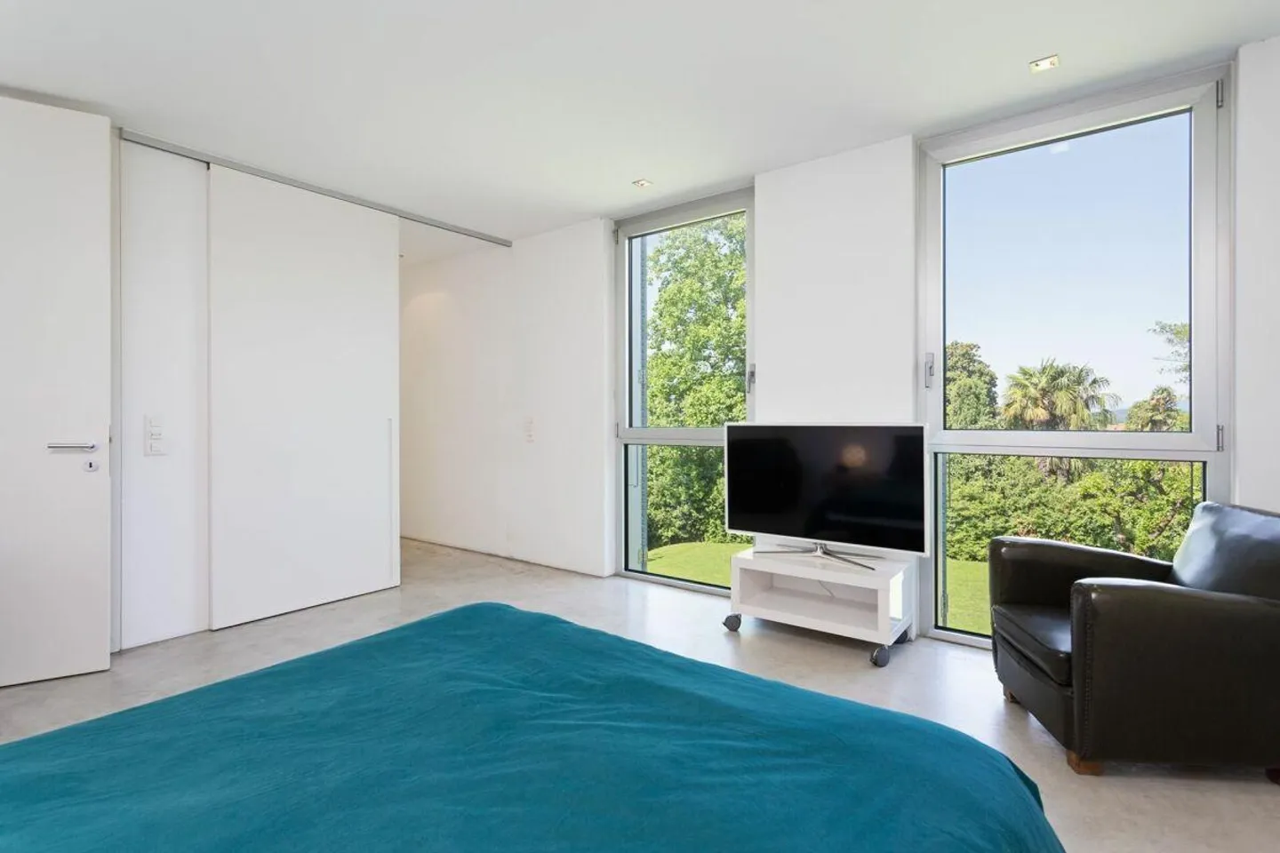 Moderna ed elegante villa con ampio giardino - Foto 9 di 10