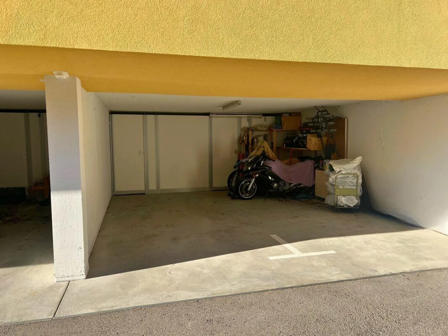 Modern penthouse with 3.5 rooms, balcony, view, and two parking spaces - Photo 12 of 20