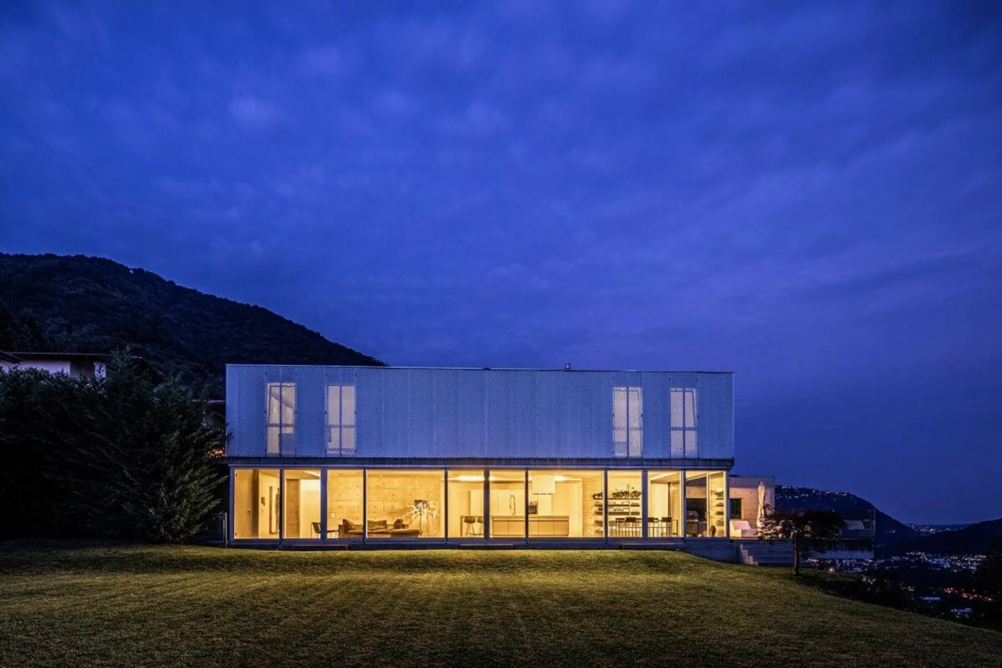 Moderna ed elegante villa con ampio giardino - Foto 1 di 10