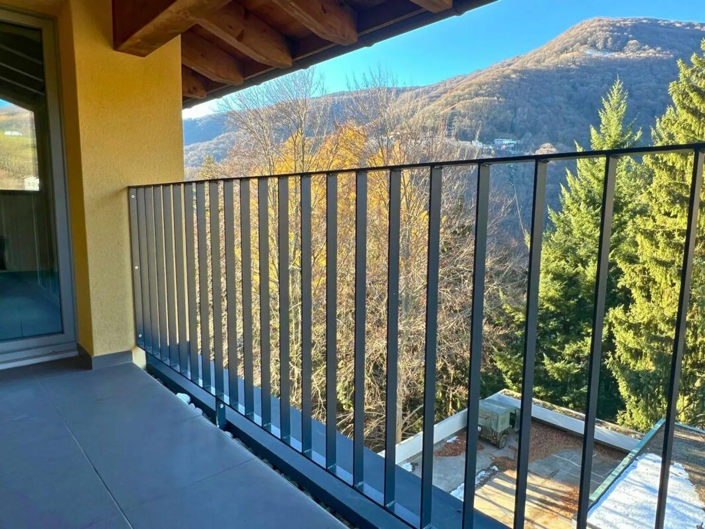 Modern penthouse with 3.5 rooms, balcony, view, and two parking spaces - Photo 10 of 20