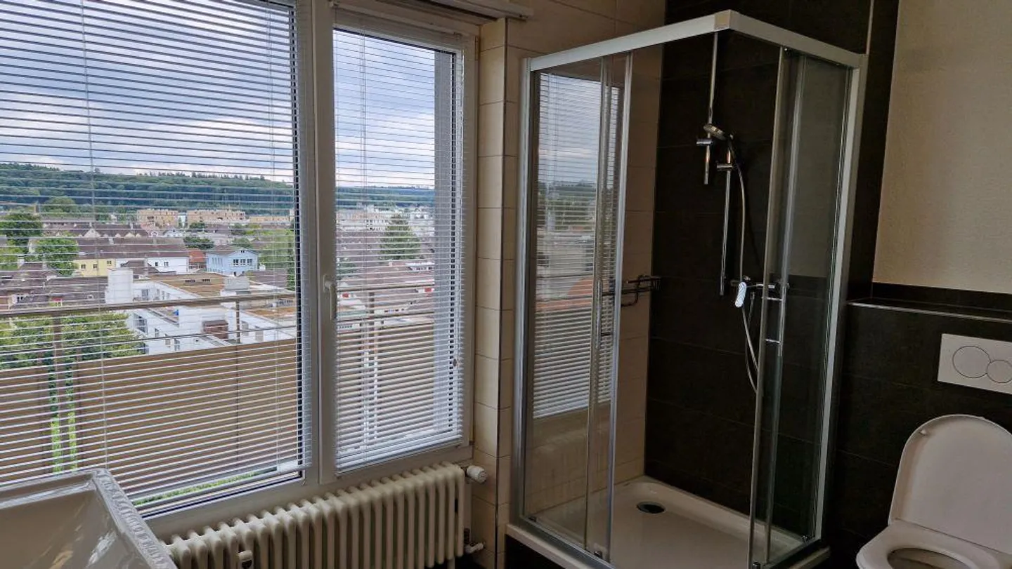 Appartement spacieux avec une vue magnifique sur Bienne - Photo 4 sur 9