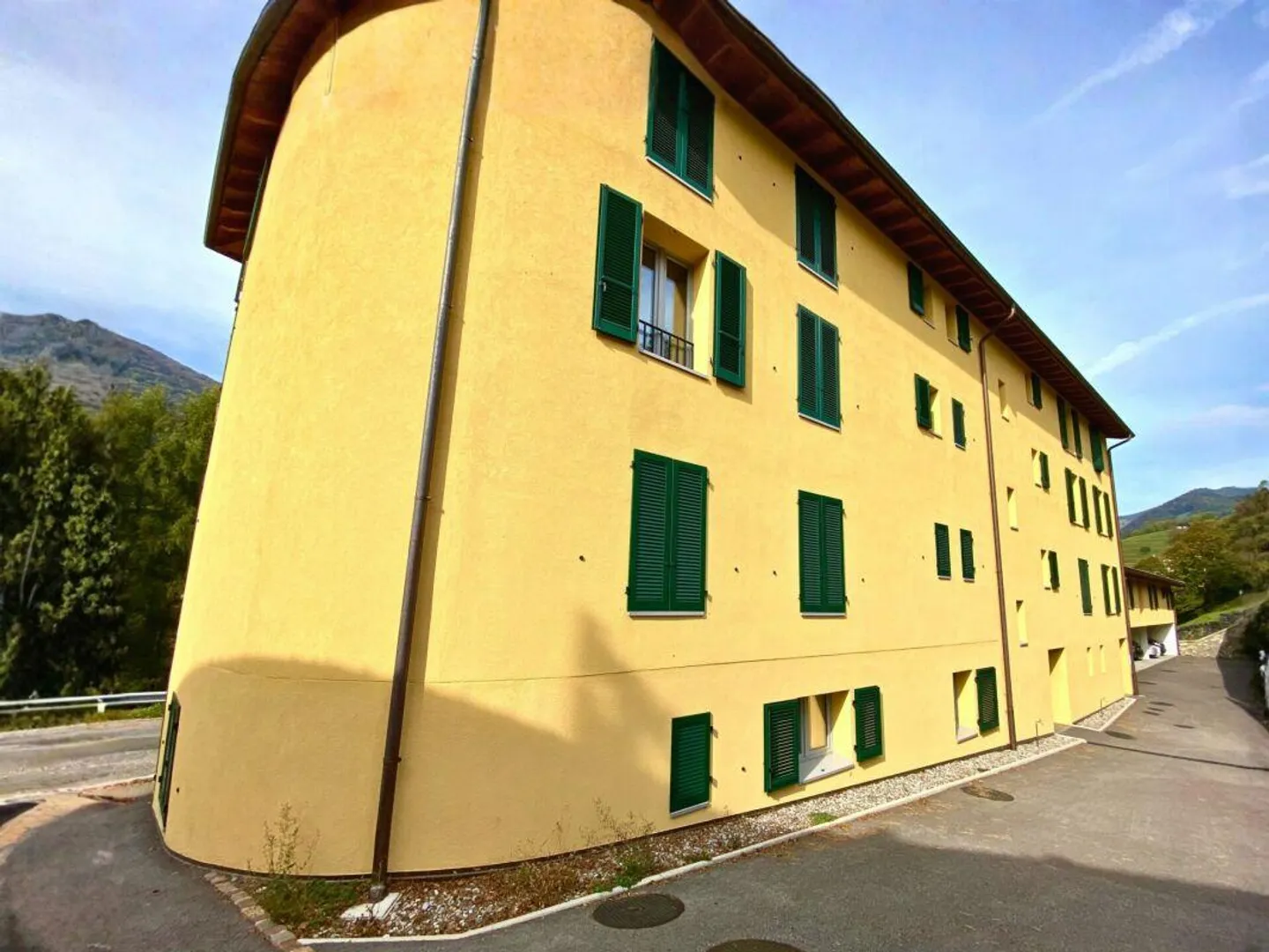 Modern penthouse with 3.5 rooms, balcony, view, and two parking spaces - Photo 14 of 20