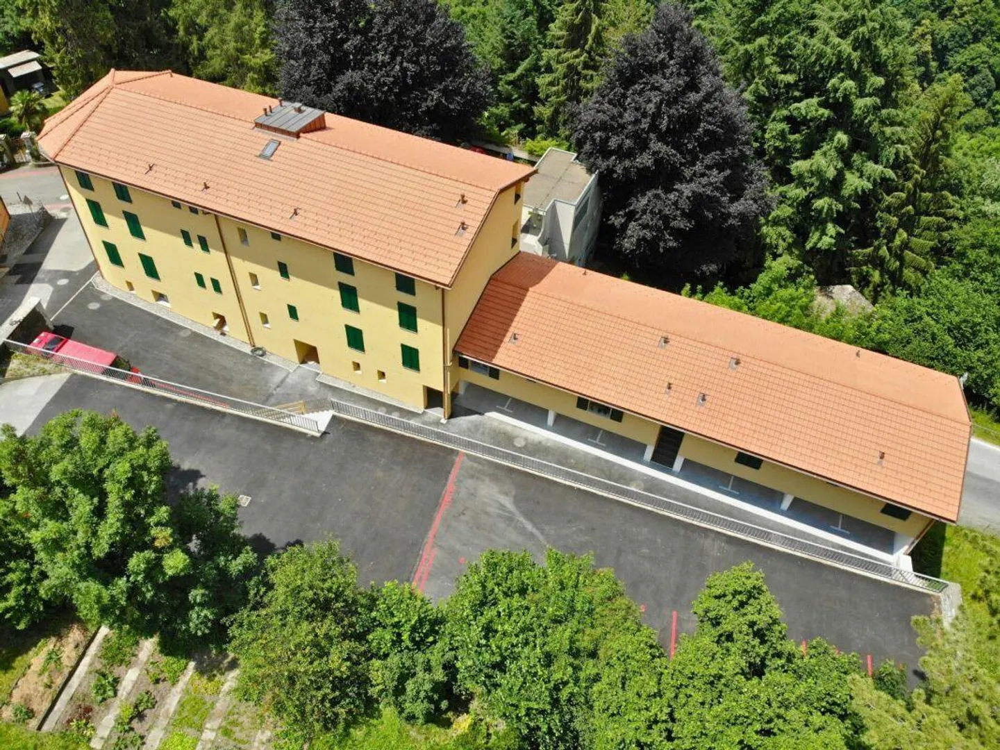 Modern penthouse with 3.5 rooms, balcony, view, and two parking spaces - Photo 15 of 20