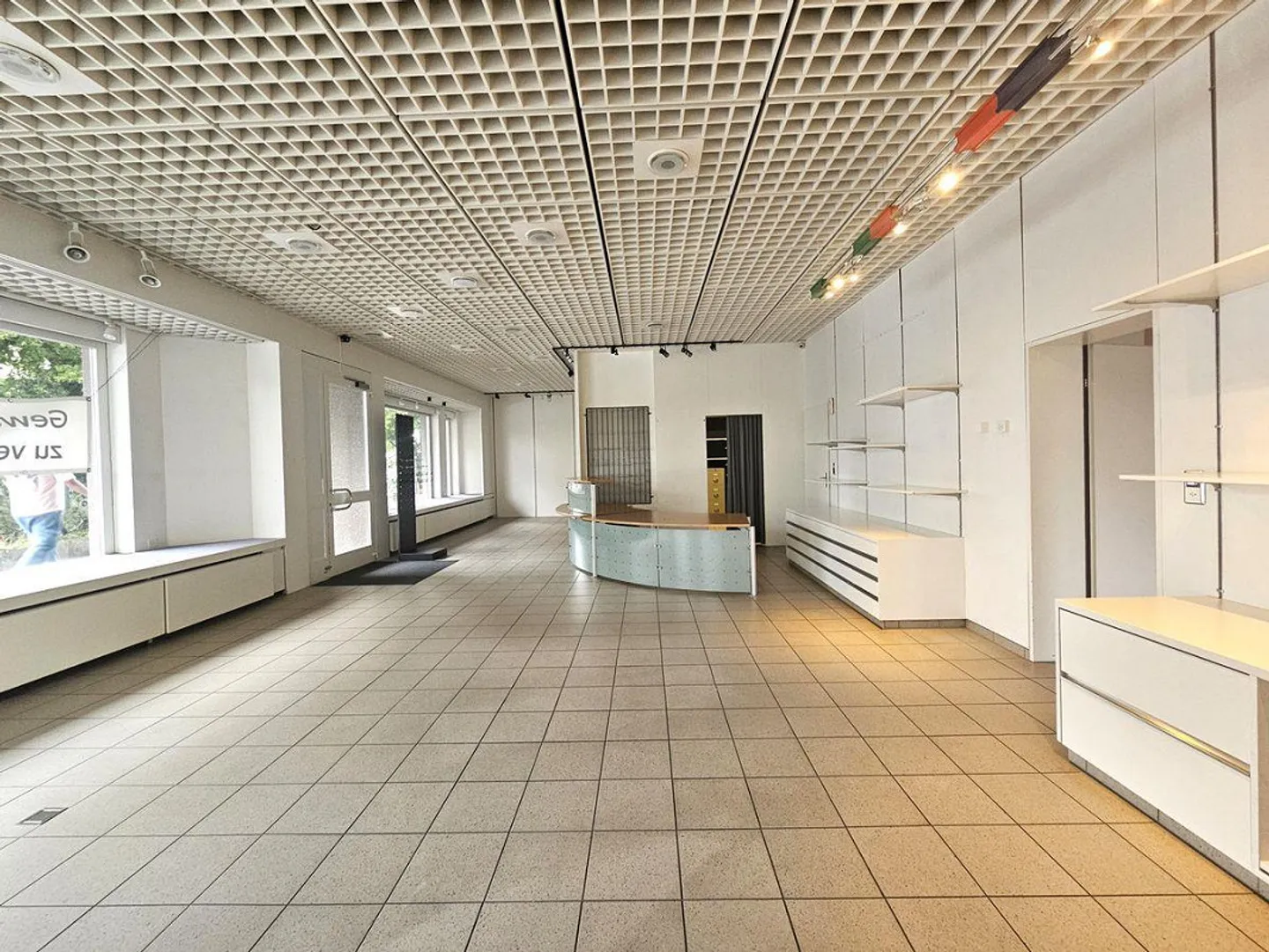 IL VOSTRO NUOVO INDIRIZZO COMMERCIALE DIRETTAMENTE ALLA STAZIONE - Foto 1 di 13
