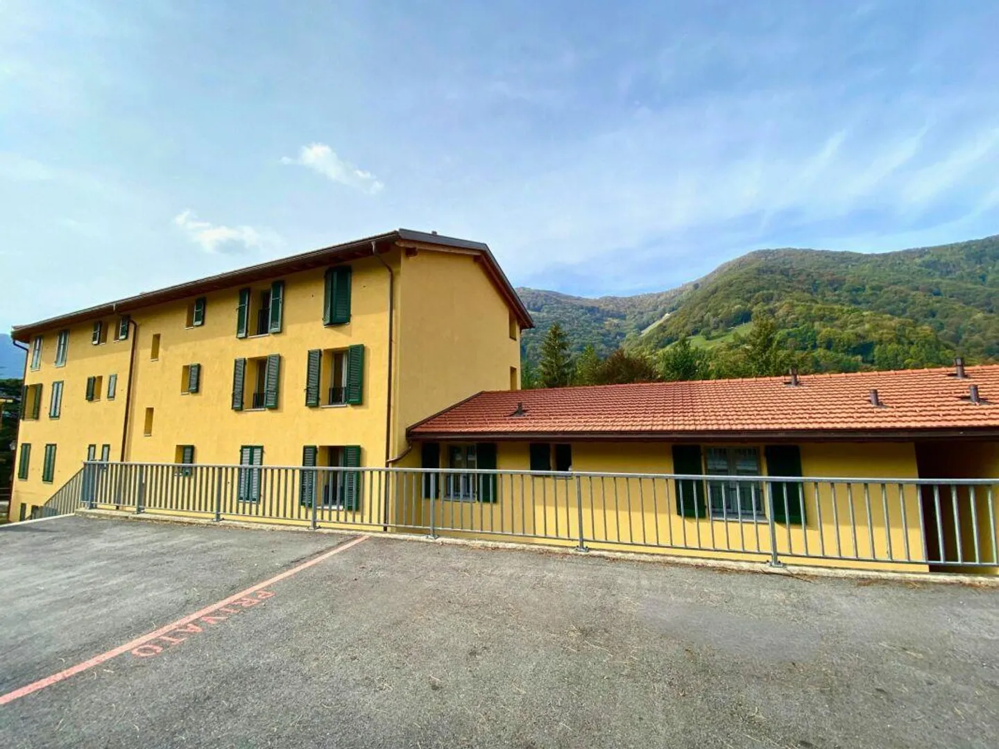 Modern penthouse with 3.5 rooms, balcony, view, and two parking spaces - Photo 19 of 20