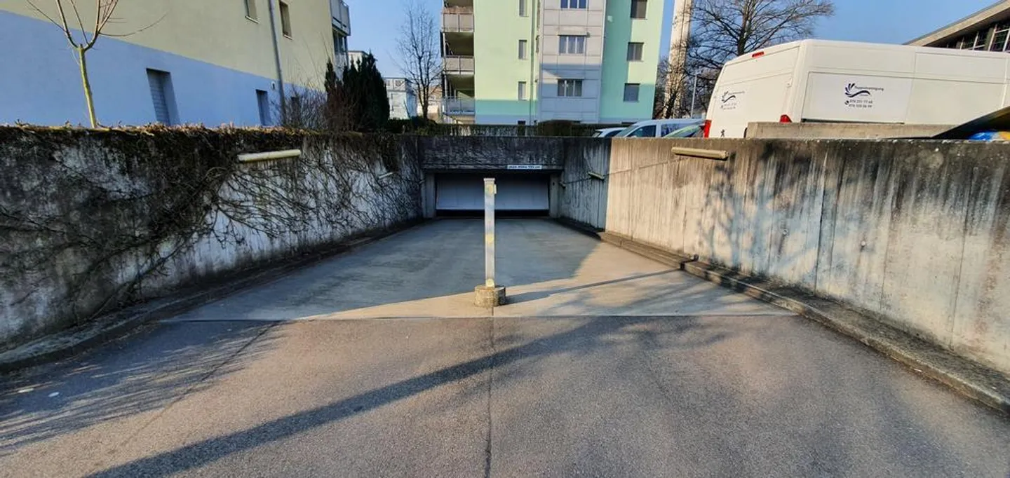 Posto auto in affitto in una posizione centrale a Suhr - Foto 2 di 3