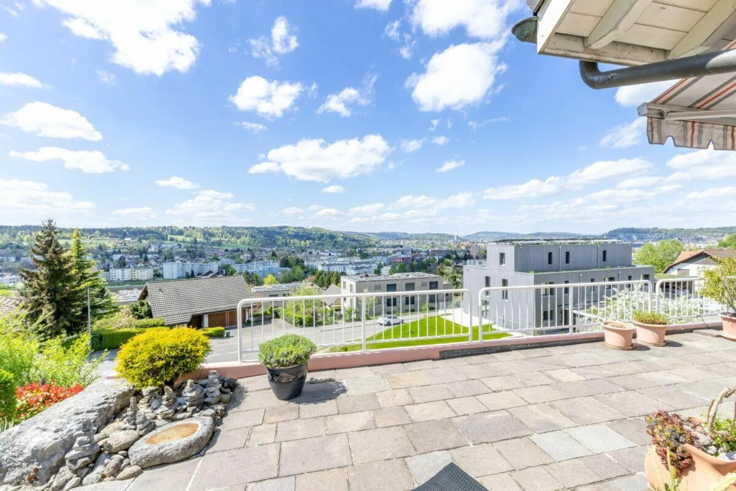 Vue panoramique de rêve rencontre qualité de vie - maison individuelle polyvalente en emplacement élevé - Photo 3 sur 16
