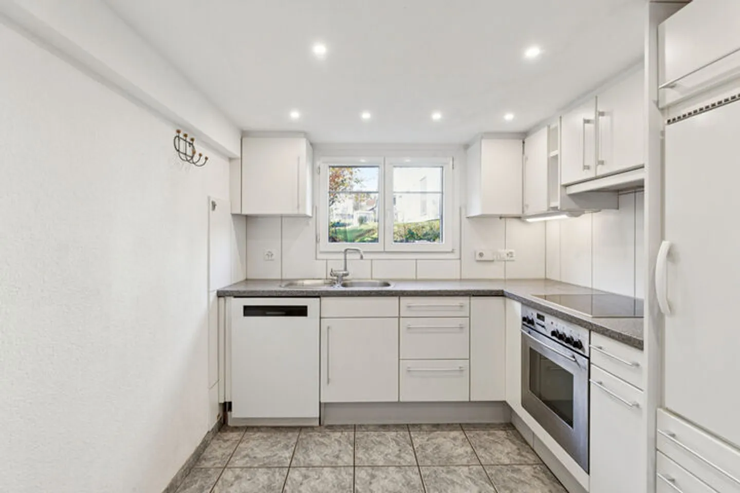 Charming Single-Family Home with Great Potential and Far-Reaching Views - Photo 7 of 8