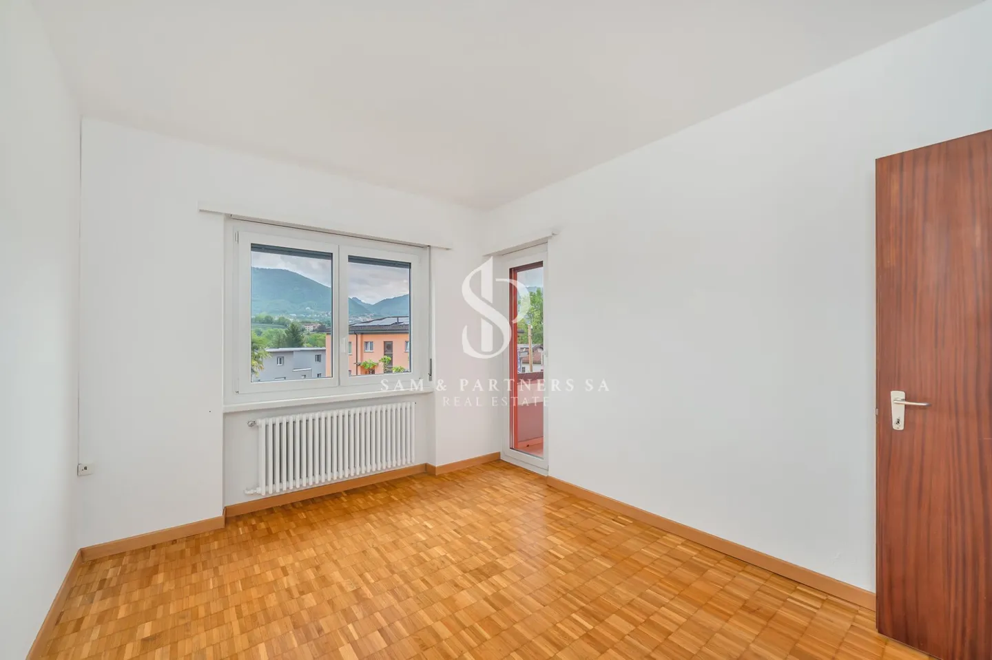 House with garden - Photo 6 of 10