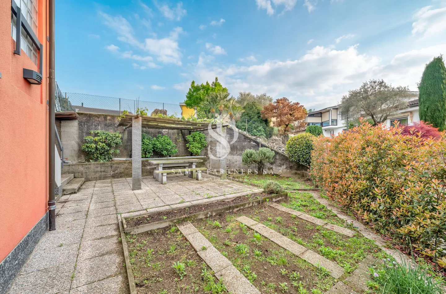 House with garden - Photo 10 of 10